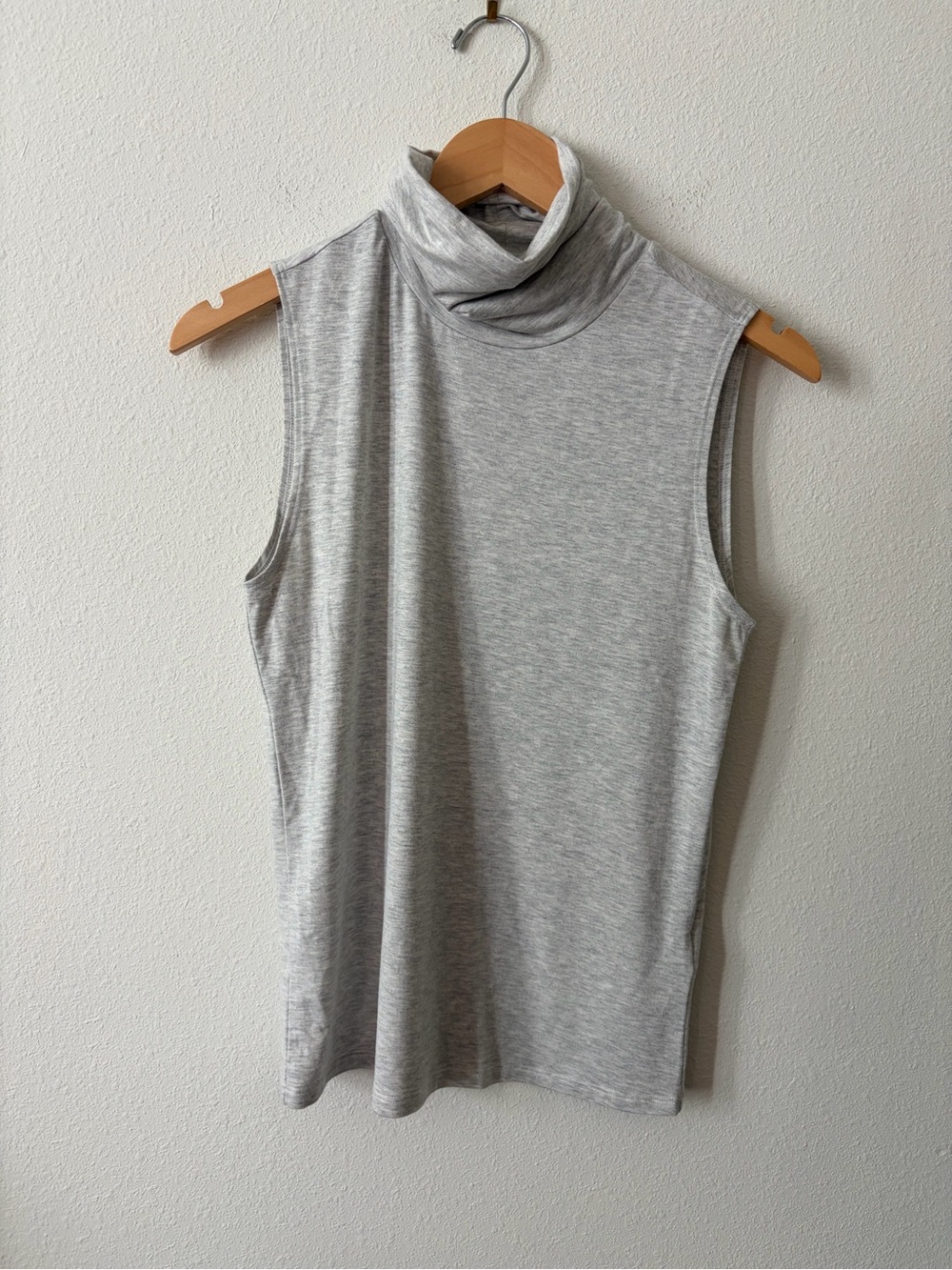 L'Agence Ceci Sleeveless Turtleneck Top Women's Medium Light Ash Grey
